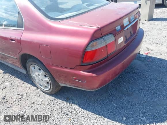 1996 Honda Accord LX z VIN 1HGCD5633TA077784, wystawiony jako IAAI lot #43302358 z przebiegiem 235 003 mil mil oraz . Historia ofert i sprzedaży dostępna na DreamBid. Obrazek 12.