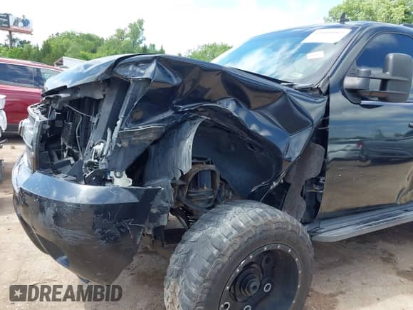 2010 Chevrolet Suburban LT z VIN 1GNUCJE08AR133987, wystawiony jako IAAI lot #42413997 z przebiegiem 268 401 mil mil oraz . Historia ofert i sprzedaży dostępna na DreamBid. Obrazek 6.