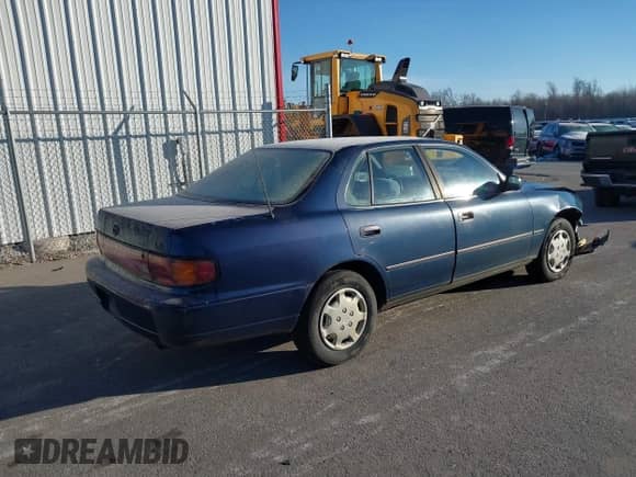 1994 Toyota Camry LE z VIN 4T1SK12EXRU374215, wystawiony jako IAAI lot #41581093 z przebiegiem 80 397 mil mil oraz . Historia ofert i sprzedaży dostępna na DreamBid. Obrazek 4.