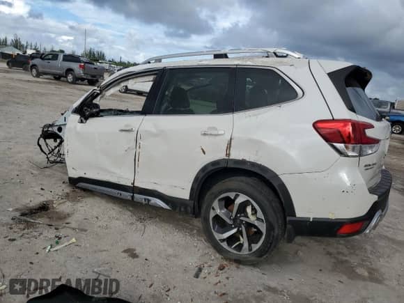 2023 Subaru Forester Touring z VIN JF2SKARC0PH437757, wystawiony jako Copart lot #85727485 z przebiegiem Nie podano mil oraz Nie do naprawy • Non repairable. Historia ofert i sprzedaży dostępna na DreamBid. Obrazek 2.