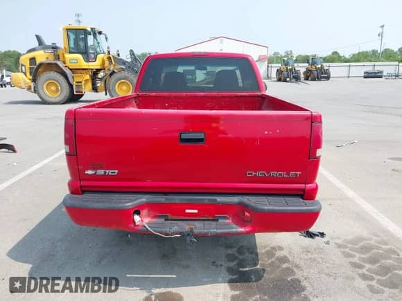 2000 Chevrolet S-10 LS с VIN 1GCCS1953Y8239826, выставлен на аукционе IAAI как лот 42415134 с пробегом Не указан миль и . История ставок и продаж доступна на DreamBid. Изображение 17.