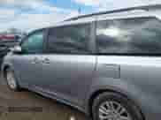 2017 Toyota Sienna XLE Auto Access Seat z VIN 5TDYZ3DC9HS795220, wystawiony jako IAAI lot #41641227 z przebiegiem 86 336 mil mil oraz . Historia ofert i sprzedaży dostępna na DreamBid. Obrazek 13.