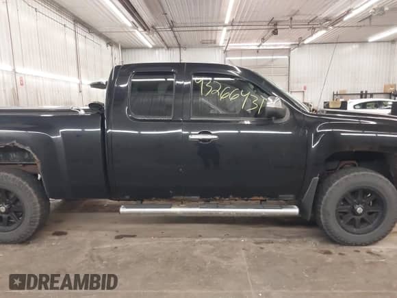 2011 Chevrolet Silverado 1500 LT z VIN 1GCRKSE32BZ402116, wystawiony jako IAAI lot #43266431 z przebiegiem 152 369 mil mil oraz . Historia ofert i sprzedaży dostępna na DreamBid. Obrazek 14.