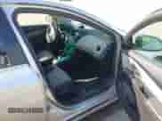 2012 Chevrolet Cruze LS z VIN 1G1PD5SH5C7325539, wystawiony jako IAAI lot #43399155 z przebiegiem 153 081 mil mil oraz . Historia ofert i sprzedaży dostępna na DreamBid. Obrazek 5.