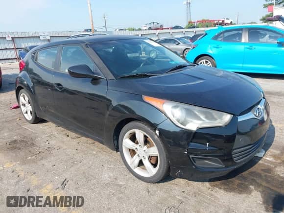 2013 Hyundai Veloster w/Gray Int z VIN KMHTC6AD3DU162921, wystawiony jako IAAI lot #42686954 z przebiegiem 129 398 mil mil oraz . Historia ofert i sprzedaży dostępna na DreamBid. Obrazek 1.