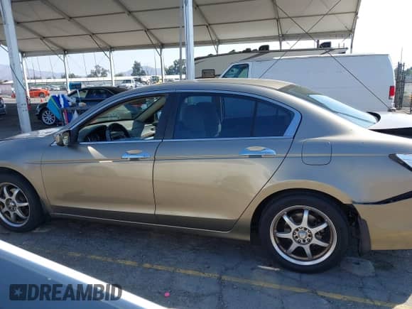 2009 Honda Accord EX z VIN 1HGCP36779A013111, wystawiony jako IAAI lot #43335196 z przebiegiem 191 732 mil mil oraz . Historia ofert i sprzedaży dostępna na DreamBid. Obrazek 14.