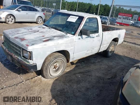 1988 Chevrolet S-10 z VIN 1GCBS14E0J2250990, wystawiony jako IAAI lot #42834696 z przebiegiem 3 848 254 mil mil oraz . Historia ofert i sprzedaży dostępna na DreamBid. Obrazek 2.
