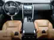 2020 Land Rover Discovery HSE z VIN SALRR2RV7L2426499, wystawiony jako Copart lot #51273655 z przebiegiem 73 963 mil mil oraz Czysty tytuł • Clean title. Historia ofert i sprzedaży dostępna na DreamBid. Obrazek 8.