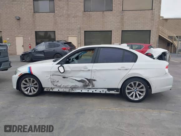 2011 BMW 3 Series 328i с VIN WBAPH5G59BNM75221, выставлен на аукционе IAAI как лот 43402293 с пробегом 155 551 миль миль и . История ставок и продаж доступна на DreamBid. Изображение 14.