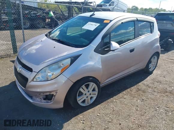 2013 Chevrolet Spark LS z VIN KL8CB6S93DC583599, wystawiony jako IAAI lot #43396778 z przebiegiem 101 563 mil mil oraz . Historia ofert i sprzedaży dostępna na DreamBid. Obrazek 18.