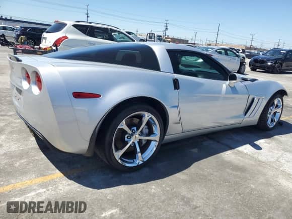 2013 Chevrolet Corvette Grand Sport 1LT с VIN 1G1YU2DW4D5109063, выставлен на аукционе Copart как лот 49462914 с пробегом 46 867 миль миль и Списание • Salvage title. История ставок и продаж доступна на DreamBid. Изображение 3.