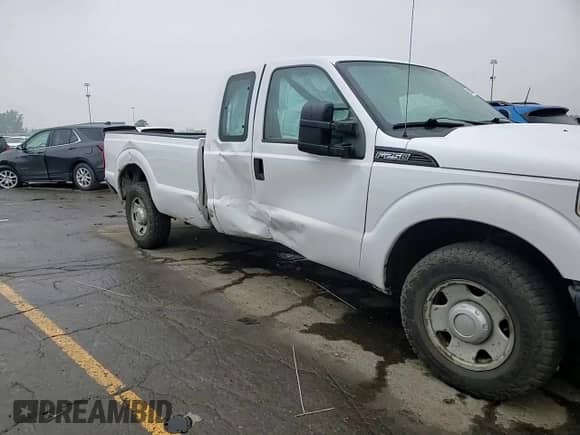 2013 Ford F-250 XL z VIN 1FT7X2A66DEB52530, wystawiony jako Copart lot #59683575 z przebiegiem 154 723 mil mil oraz Czysty tytuł • Clean title. Historia ofert i sprzedaży dostępna na DreamBid. Obrazek 13.
