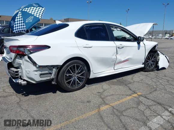 2021 Toyota Camry SE Nightshade z VIN 4T1G11AK8MU433769, wystawiony jako IAAI lot #43150076 z przebiegiem 92 123 mil mil oraz . Historia ofert i sprzedaży dostępna na DreamBid. Obrazek 4.