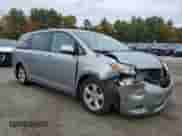 2011 Toyota Sienna LE z VIN 5TDKK3DC9BS047018, wystawiony jako Copart lot #82652505 z przebiegiem 151 351 mil mil oraz Czysty tytuł • Clean title. Historia ofert i sprzedaży dostępna na DreamBid. Obrazek 4.