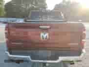 2020 Ram 1500 Laramie z VIN 1C6SRFJM5LN138649, wystawiony jako Copart lot #71438955 z przebiegiem 125 772 mil mil oraz Szkoda całkowita • Salvage title. Historia ofert i sprzedaży dostępna na DreamBid. Obrazek 6.