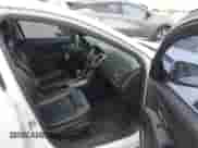 2011 Chevrolet Cruze 2LT z VIN 1G1PG5S99B7115024, wystawiony jako IAAI lot #42877545 z przebiegiem 122 207 mil mil oraz . Historia ofert i sprzedaży dostępna na DreamBid. Obrazek 5.