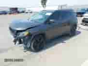 2019 Jeep Compass Altitude z VIN 3C4NJCBB5KT726882, wystawiony jako IAAI lot #42662008 z przebiegiem 100 634 mil mil oraz . Historia ofert i sprzedaży dostępna na DreamBid. Obrazek 2.