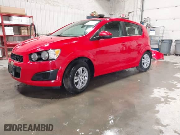 2014 Chevrolet Sonic LT z VIN 1G1JD6SH8E4164720, wystawiony jako IAAI lot #43169999 z przebiegiem 91 833 mil mil oraz . Historia ofert i sprzedaży dostępna na DreamBid. Obrazek 18.