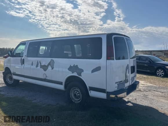 2002 Chevrolet Express z VIN 1GAHG39R921243538, wystawiony jako Copart lot #88987585 z przebiegiem 512 936 mil mil oraz Czysty tytuł • Clean title. Historia ofert i sprzedaży dostępna na DreamBid. Obrazek 3.