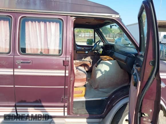 1992 Dodge Cargo z VIN 2B7HB21Y7NK130635, wystawiony jako IAAI lot #43015408 z przebiegiem 138 956 mil mil oraz . Historia ofert i sprzedaży dostępna na DreamBid. Obrazek 5.