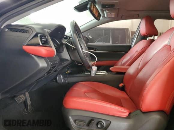 2019 Toyota Camry XSE z VIN 4T1B61HK7KU783750, wystawiony jako Copart lot #70703915 z przebiegiem 104 057 mil mil oraz Czysty tytuł • Clean title. Historia ofert i sprzedaży dostępna na DreamBid. Obrazek 7.