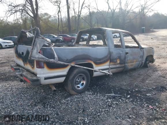 1997 Chevrolet Silverado 1500 z VIN 1GCEC19M0VE199506, wystawiony jako IAAI lot #41515389 z przebiegiem Nie podano mil oraz . Historia ofert i sprzedaży dostępna na DreamBid. Obrazek 4.