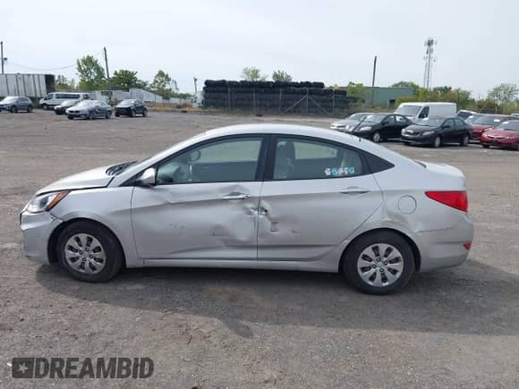 2017 Hyundai Accent Value Edition z VIN KMHCT4AE5HU219610, wystawiony jako IAAI lot #43322272 z przebiegiem 141 936 mil mil oraz . Historia ofert i sprzedaży dostępna na DreamBid. Obrazek 6.