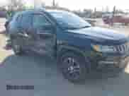 2017 Jeep Compass Latitude z VIN 3C4NJDBB6HT660714, wystawiony jako IAAI lot #43370557 z przebiegiem 99 034 mil mil oraz . Historia ofert i sprzedaży dostępna na DreamBid. Obrazek 1.