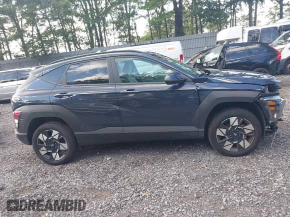 2025 Hyundai Kona SEL с VIN KM8HBCAB0SU271856, выставлен на аукционе IAAI как лот 42797939 с пробегом 3 518 миль миль и . История ставок и продаж доступна на DreamBid. Изображение 13.