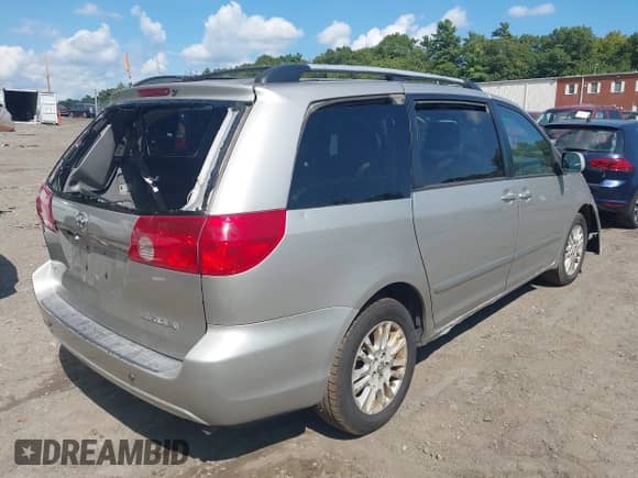 2008 Toyota Sienna XLE z VIN 5TDBK22C08S019999, wystawiony jako IAAI lot #43180038 z przebiegiem 218 337 mil mil oraz . Historia ofert i sprzedaży dostępna na DreamBid. Obrazek 4.