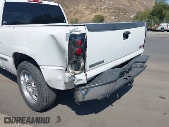 2001 GMC Sierra 1500 SLE z VIN 2GTEC19V111385026, wystawiony jako IAAI lot #42460014 z przebiegiem 228 621 mil mil oraz . Historia ofert i sprzedaży dostępna na DreamBid. Obrazek 6.