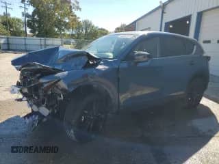 2025 Mazda CX-5 S Carbon Edition z VIN JM3KFBCM6S0679834, wystawiony jako Copart lot #87410845 z przebiegiem 13 497 mil mil oraz Czysty tytuł • Clean title. Historia ofert i sprzedaży dostępna na DreamBid. Obrazek 1.