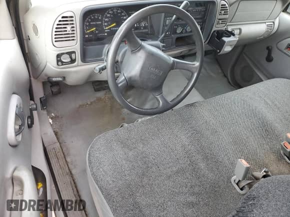 1998 GMC Sierra 1500 z VIN 1GTEC14W0WZ526005, wystawiony jako Copart lot #86539824 z przebiegiem 206 094 mil mil oraz Czysty tytuł • Clean title. Historia ofert i sprzedaży dostępna na DreamBid. Obrazek 8.