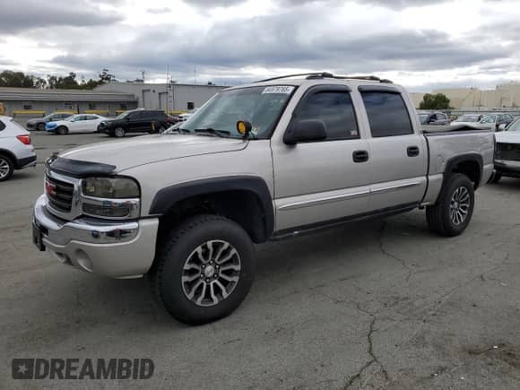 2005 GMC Sierra 1500 SLE z VIN 2GTEK13T151150626, wystawiony jako Copart lot #84979765 z przebiegiem 148 078 mil mil oraz Czysty tytuł • Clean title. Historia ofert i sprzedaży dostępna na DreamBid. Obrazek 1.