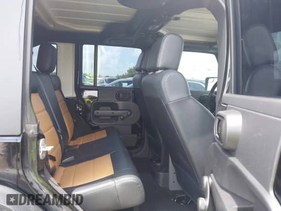 2008 Jeep Wrangler Unlimited X z VIN 1J4GA39148L560004, wystawiony jako IAAI lot #42523657 z przebiegiem 116 619 mil mil oraz . Historia ofert i sprzedaży dostępna na DreamBid. Obrazek 8.