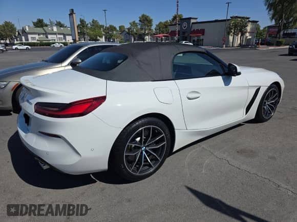 2020 BMW Z4 sDrive30i with VIN WBAHF3C01LWW54583, listed as a Copart auction lot 68391725 with 15,786 mi miles and Salvage title. Bid and sale history available at DreamBid. Image 4.