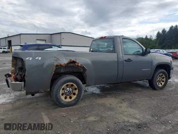 2011 GMC Sierra 1500 Work Truck z VIN 1GTN2TE0XBZ105489, wystawiony jako Copart lot #60277115 z przebiegiem 158 408 mil mil oraz Szkoda całkowita • Salvage title. Historia ofert i sprzedaży dostępna na DreamBid. Obrazek 3.