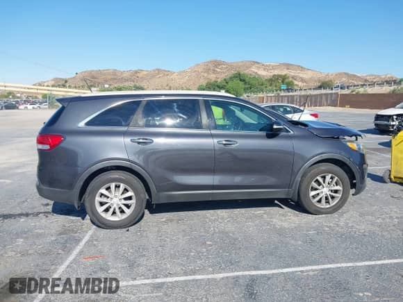 2017 Kia Sorento LX z VIN 5XYPG4A51HG329968, wystawiony jako IAAI lot #42719128 z przebiegiem Nie podano mil oraz . Historia ofert i sprzedaży dostępna na DreamBid. Obrazek 13.