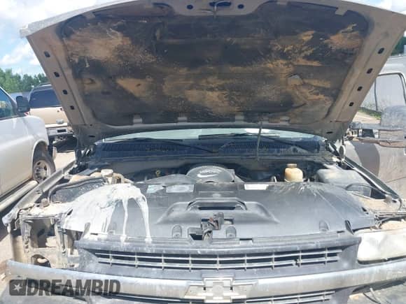 2002 Chevrolet Silverado 1500HD LS z VIN 1GCGK13U52F227116, wystawiony jako IAAI lot #42382447 z przebiegiem 305 548 mil mil oraz . Historia ofert i sprzedaży dostępna na DreamBid. Obrazek 10.