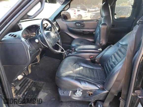 2000 Ford F-150 XL z VIN 2FTRX07L0YCB12336, wystawiony jako Copart lot #55679745 z przebiegiem 240 460 mil mil oraz Czysty tytuł • Clean title. Historia ofert i sprzedaży dostępna na DreamBid. Obrazek 7.