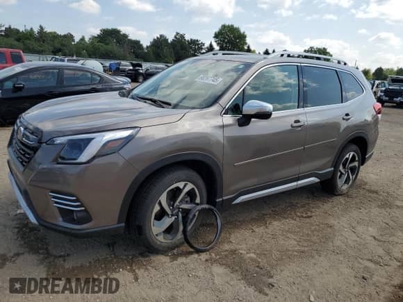 2022 Subaru Forester Touring z VIN JF2SKARC5NH461243, wystawiony jako Copart lot #68267745 z przebiegiem 22 221 mil mil oraz Szkoda całkowita • Salvage title. Historia ofert i sprzedaży dostępna na DreamBid. Obrazek 1.