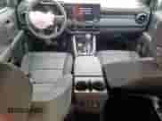 2025 Chevrolet Colorado 4WD Trail Boss с VIN 1GCPTEEK4S1120233, выставлен на аукционе Copart как лот 68203035 с пробегом 9 305 миль миль и Списание • Salvage title. История ставок и продаж доступна на DreamBid. Изображение 8.