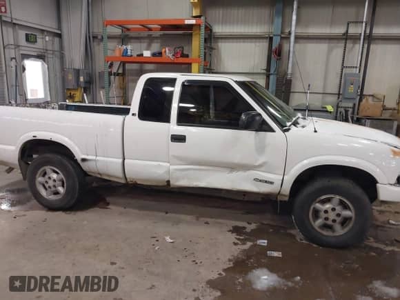 2000 Chevrolet S-10 LS с VIN 1GCDT19WXYK179539, выставлен на аукционе IAAI как лот 41272595 с пробегом 242 149 миль миль и . История ставок и продаж доступна на DreamBid. Изображение 6.