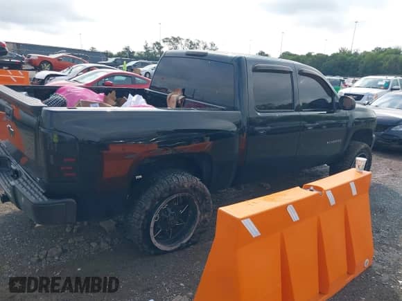 2013 Chevrolet Silverado 1500 LT with VIN 3GCPKSE70DG306742, listed as a IAAI auction lot 43292607 with 196,596 mi miles and . Bid and sale history available at DreamBid. Image 4.