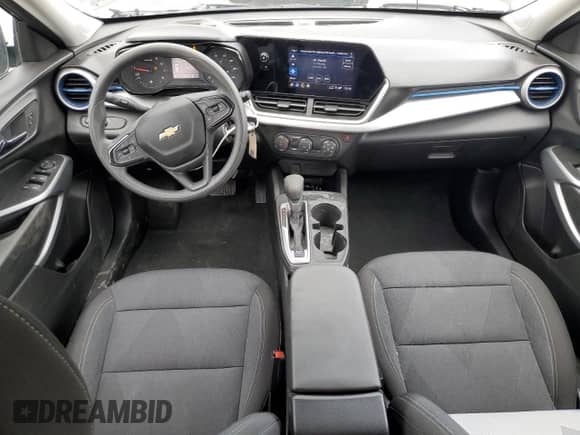 2025 Chevrolet Trax LS с VIN KL77LFEP0SC302255, выставлен на аукционе Copart как лот 71368565 с пробегом 3 345 миль миль и Списание • Salvage title. История ставок и продаж доступна на DreamBid. Изображение 8.