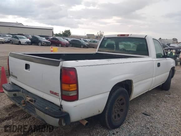 2005 GMC Sierra 1500 Work Truck z VIN 1GTEC14X45Z327420, wystawiony jako IAAI lot #42617787 z przebiegiem 339 372 mil mil oraz . Historia ofert i sprzedaży dostępna na DreamBid. Obrazek 4.