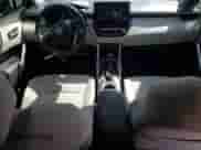 2022 Toyota Corolla Cross L z VIN 7MUAAAAG4NV028896, wystawiony jako Copart lot #81634255 z przebiegiem 38 929 mil mil oraz Szkoda całkowita • Salvage title. Historia ofert i sprzedaży dostępna na DreamBid. Obrazek 8.