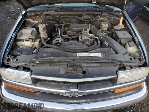 2001 Chevrolet Blazer LS z VIN 1GNCT18W91K121058, wystawiony jako Copart lot #42345925 z przebiegiem Nie podano mil oraz Szkoda całkowita • Salvage title. Historia ofert i sprzedaży dostępna na DreamBid. Obrazek 12.