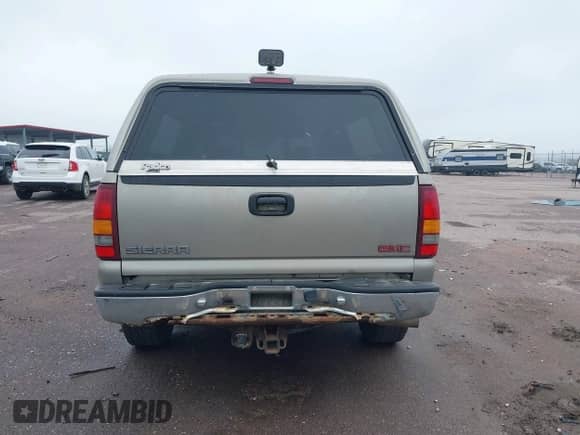 2002 GMC Sierra 1500 SLE z VIN 2GTEK19TX21147176, wystawiony jako IAAI lot #42548008 z przebiegiem 308 911 mil mil oraz . Historia ofert i sprzedaży dostępna na DreamBid. Obrazek 17.