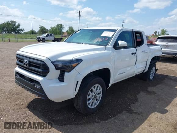 2024 Toyota Tacoma SR5 z VIN 3TYKB5FN8RT006646, wystawiony jako IAAI lot #42552787 z przebiegiem 23 870 mil mil oraz . Historia ofert i sprzedaży dostępna na DreamBid. Obrazek 18.